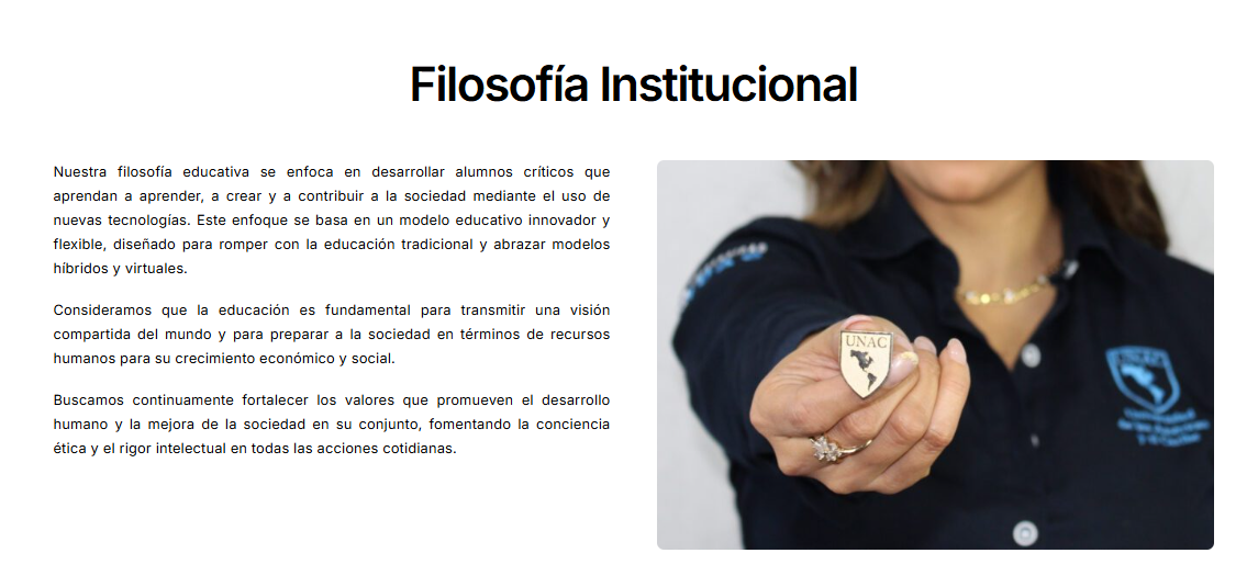 Integrante de la comunidad UNAC mostrando el emblema institucional